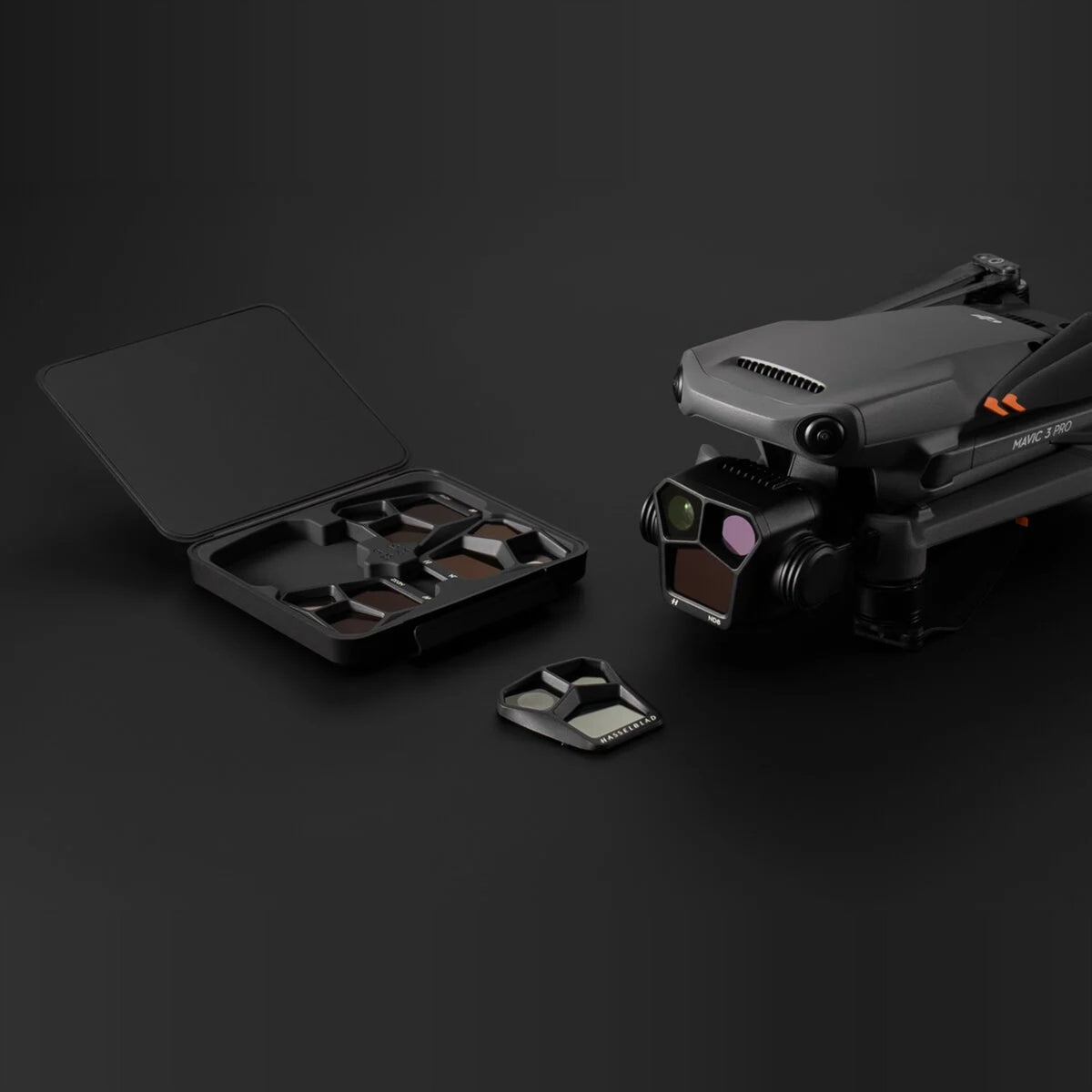 DJI Mavic 3 Pro mit aufgesetztem ND-Filter neben der Filterbox