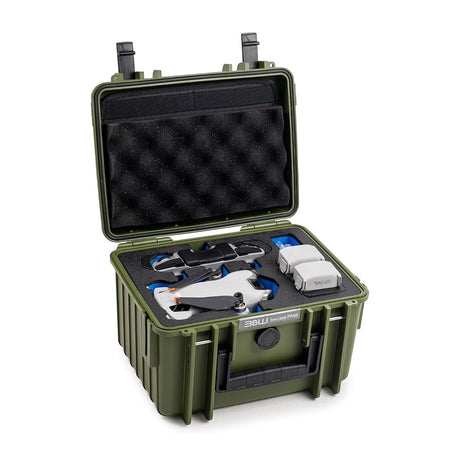B&W Transportkoffer Typ 2000 geöffnet mit DJI Mini 4 Pro, Fernsteuerung und Akkus
