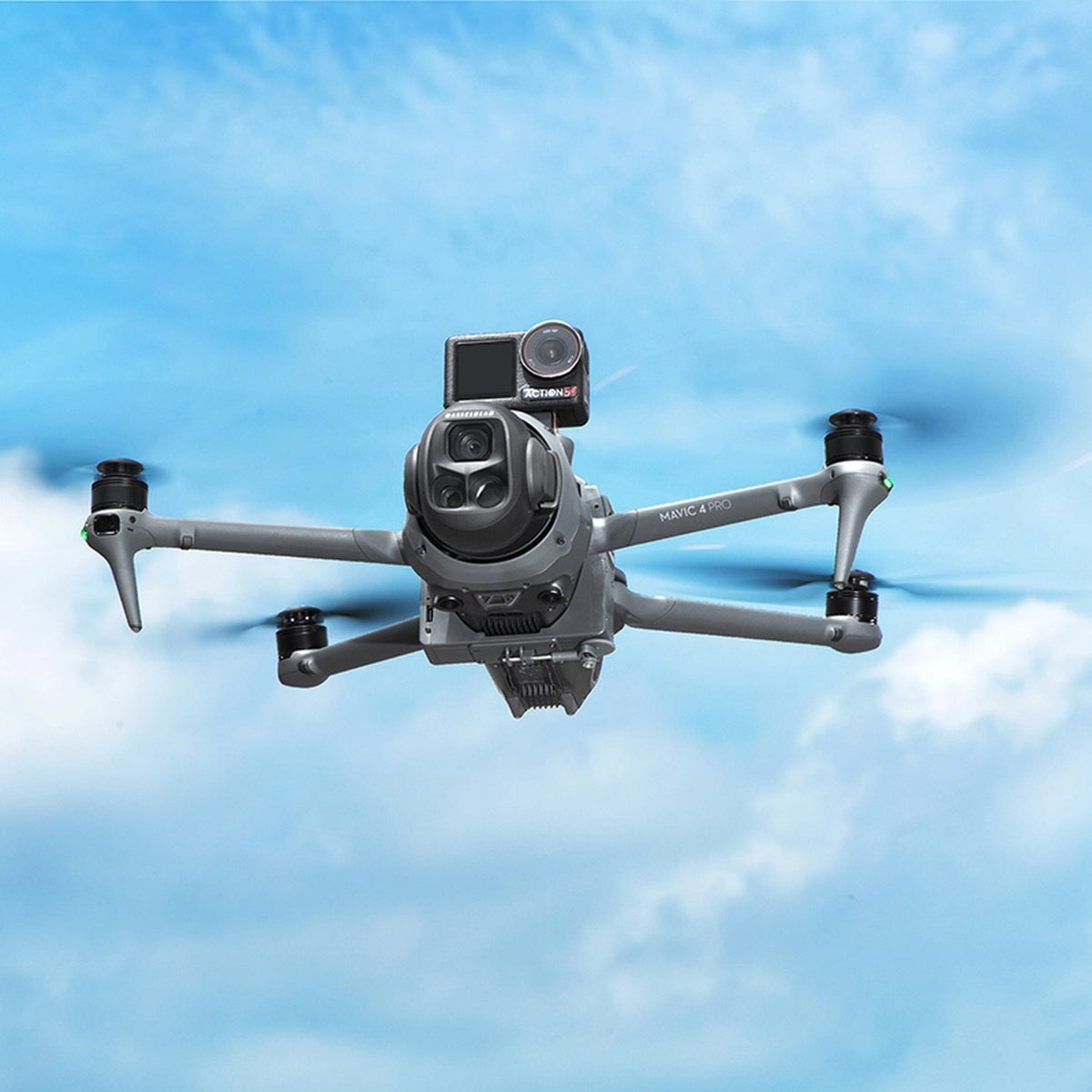 DJI Mavic 4 Pro mit STARTRC Abwurfsystem und Actioncam im Flug