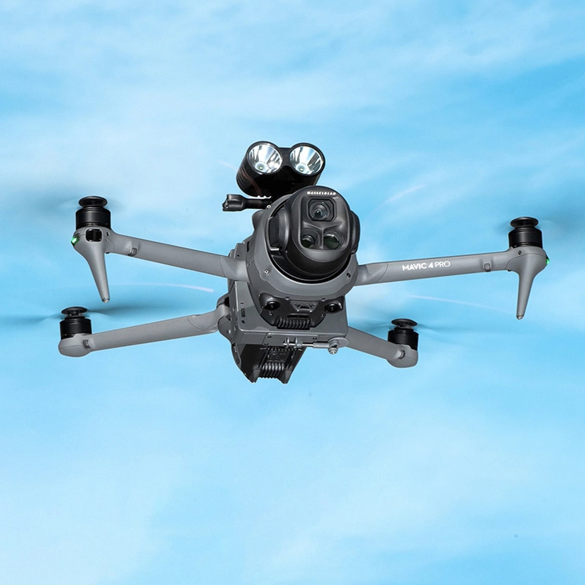 DJI Mavic 4 Pro mit STARTRC Abwurfsystem und Doppelscheinwerfer im Flug