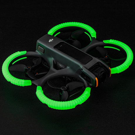 DJI Avata 2 mit neongrünen STARTRC Anti-Kollisionsringen bei Dunkelheit