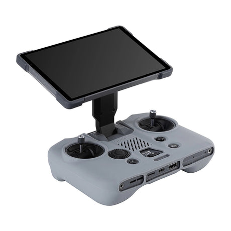 DJI RC Pro 2 mit STARTRC Silikonhülle und aufgeklapptem Display