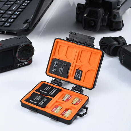 STARTRC Speicherkarten-Etui mit SD- und microSD-Karten neben Drohne und Action-Kamera