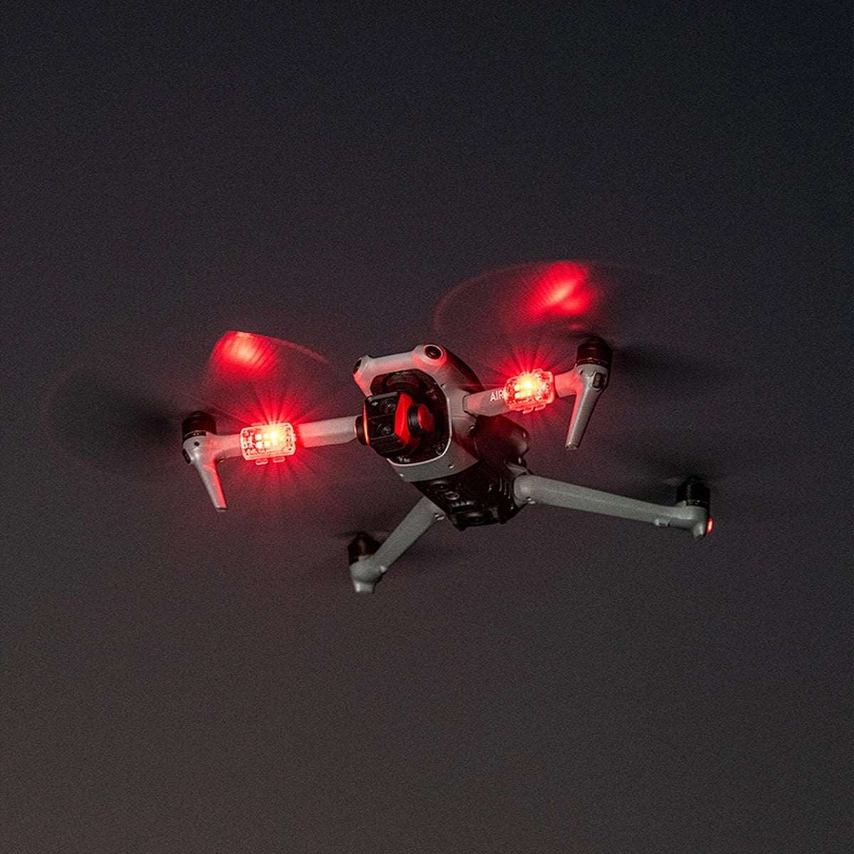 DJI-Drohne mit zwei rot blinkenden STARTRC Strobe-Blinklichtern an den Armen