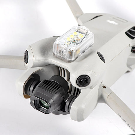 STARTRC Strobe-Blinklicht oben auf einer DJI Mini befestigt